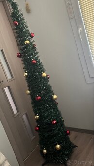 Vianočný stromček so svetelnou reťazou a guľami - 6