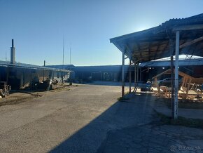 Predáma priemyselny pozemok so skladmi a budovami vo Svodíne - 6