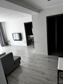 Na prenájom priestranný 3-izb. - 80m² byt s balkónom v Lomni - 6