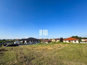 REZERVOVANÉ - Znížená cena - STAVEBNÝ POZEMOK 792 m2 - Páro - 6