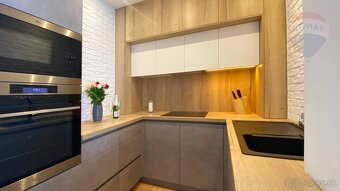 Predaj 3-izbový apartmán 81 m2, balkón 18 m2, výťah, garážov - 6