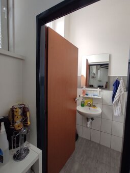 Obchodný priestor 85m2 s výkladmi do frekventovanej cesty, U - 6