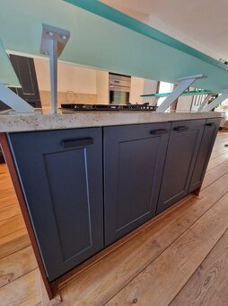 Kuchyně v moderně-venkovském stylu s ostrůvkem - 6