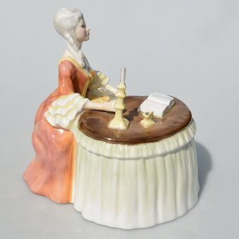 Royal Doulton Porcelánová soška - Pri písacom stolíku - 6