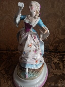 Porcelánová socha- Dáma s listom - 6