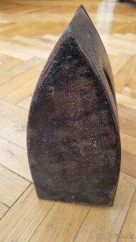 stará liatinová žehlička na uhlie - 6