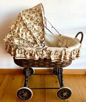 Starý proutěný kočárek - 6