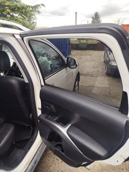 Predám Peugeot 4007 2,2 l. havarovaný. - 6