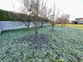 Na predaj veľký pozemok 1459 m² so starším RD v Bystričanoch - 6