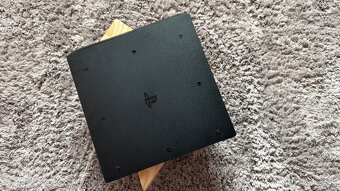 Sony PlayStation 4 Pro (1 TB, 2 ovladace vyborny stav) - 6