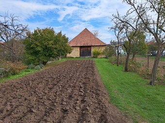 Dom s veľkým pozemkom a stodolou - 6