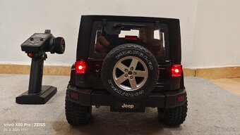 RC model Jeep Wrangler 4x4.
- 6