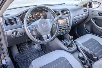 Volkswagen Jetta 2.0 TDI Highline - 6