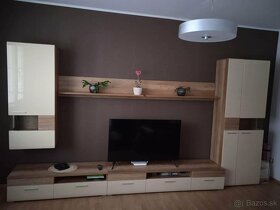 Obývačková stena, tyč so závesom, stolík - 6