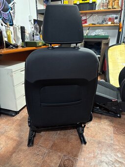 Skoda Fabia Mk3 predne sedadlá - 6