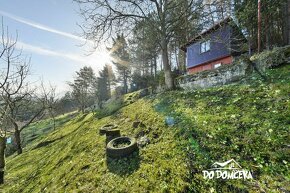 DO DOMČEKA | Záhradná chatka pod lesom s kaskádovou záhradou - 6