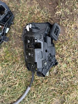 Zámok predných ľavých dverí VW Passat B8 - 6