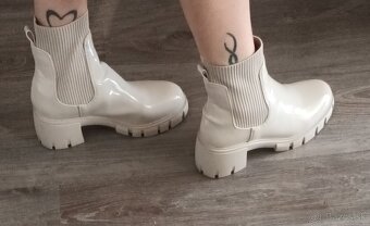 Kremove leskle cizmy velkost 39 Steve Madden - 6