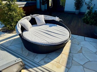 Predam velke stylove ratanove lezadlo/postel so strieskou - 6