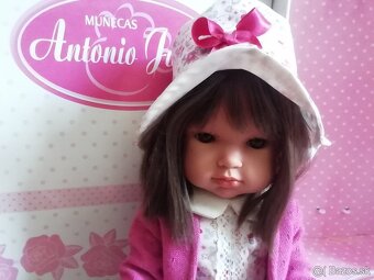 Realisticka babika A. Juan v klobuku 45 cm - 6