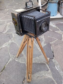 Historický fotoaparát, drevený statív. - 6
