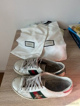 Versace dzinsy a Gucci topanky - 6