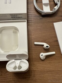 Apple AirPods 2. generácia s nabíjacím puzdrom + bal - 6