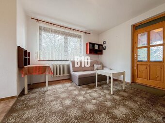 Priestranný rodinný dom s garážou na veľkom pozemku v obci V - 6