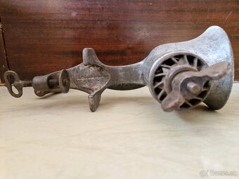 Starožitný mlynček na mäso - 6