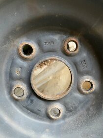 Lacno predam zimne pneu 195/65 R15 na plechovych diskoch - 6