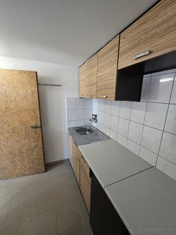 Štýlová a multifunkčná garáž v Karlovej Vsi – 24 m² - 6