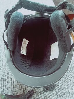 Predám Lyžiarska prilba so štítom - 6