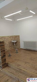 HLAVNÁ: 1.p.- 34,5 m2 - IDEÁLNE na KADERNÍCTVO - VOĽNÉ PRIES - 6