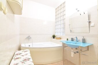 Veľký 2-izbový byt vo vintage štýle s pivnicou,centrum Nitry - 6