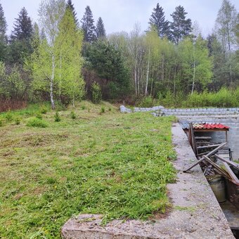 Pozemok s rozostavanou stavbou, stavebnym povolením a potoko - 6