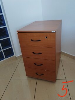 Starší firemný nábytok - rôzny - 6