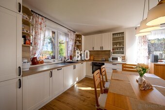 RODINNÝ DOM S ÚŽASNÝM SÚKROMÍM, VEĽKORYSÝM POZEMKOM A MODERN - 6