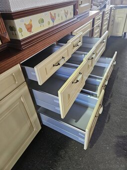 Moderná pekná kuchynská linka so spotrebičmi - 6