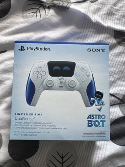 Ovládače na PS5 limited edition - 6