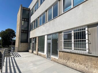 Ponúkame na prenájom obchodné priestory s rozlohou 128 m2 - - 6