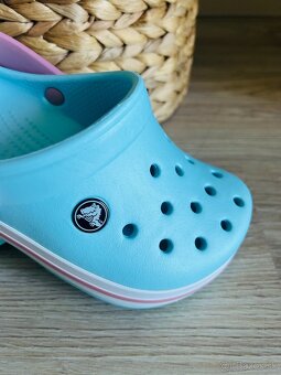 KRÁSNE ŠĽAPKY značky CROCS, PC 57 EUR - 6