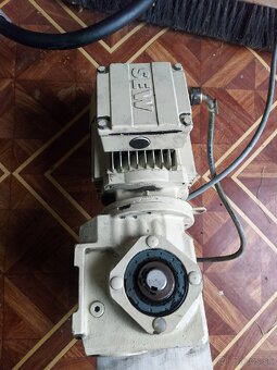 Elektromotor s prevodovkou - 6