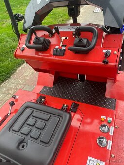 950 kg šmykom riadený nakladač - 6