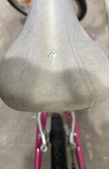 Růžový holčičí kolo značky Specialized - 6
