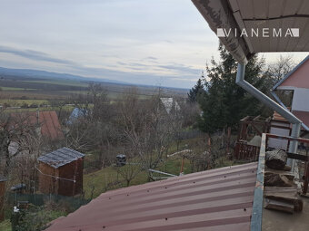 Murovaná chatka s nádherným výhľadom nad Novým Mestom n./V. - 6