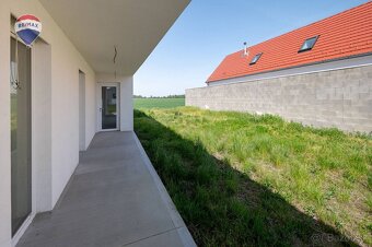 Moderný vidiecky dom v Topoľnici – bývanie i podnikanie v je - 6