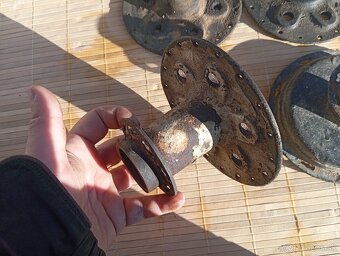 Predám stredy kolies na čz 125/150 c - 6