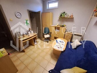 Na predaj nebytový priestor / obchod v centre Plešivca - 6