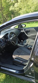 Opel Astra Sports Tourer (2011) - 6