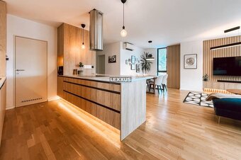 | Dizajnový 3 izbový byt s 2 terasami a garážou na Kolibe - 6